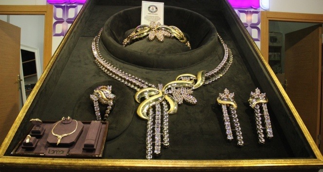 1,6 milyon dolarlık dev kolye