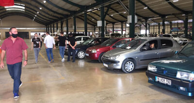 İkinci el oto pazarı açıldı, alıcı bakmakla yetindi
