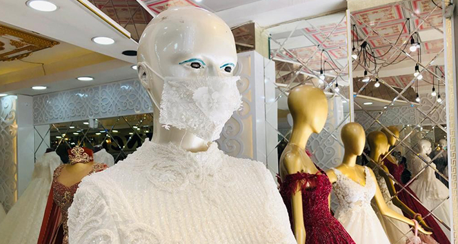 Mardin'de bir işletmeci gelinliklere uygun maske üretiyor