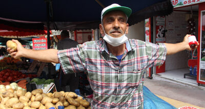 Pazar fiyatlarını gördü, erik dalı eşliğinde oynadı