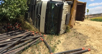 Tekirdağ'da kum yüklü kamyon devrildi