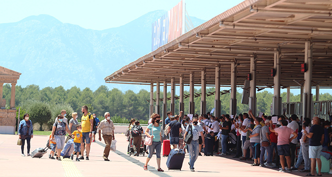 Antalya'ya hafta sonu hava yoluyla 72 bin 479 turist geldi