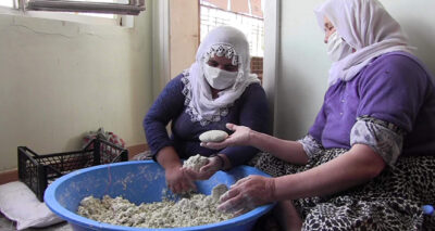 Köylü kadınlar, yaptıkları kurutları satarak geçimlerini sağlıyor