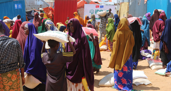 Türk hayırseverlerin yardımlarıyla Somalili sel mağdurlarının yaraları sarılıyor