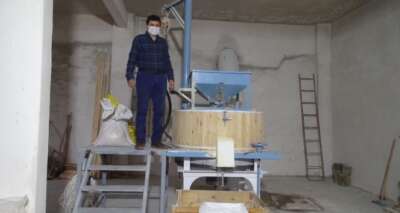 Dedesinden kalan su değirmenini tekrar faaliyete geçirdi