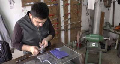 Geri dönüşüme destek için eski kotlardan bıçak sapı yapıyor