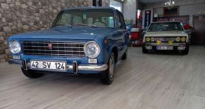 Mecbur kalmadıkça örtüsünü dahi açmıyor, klasik otomobillerine gözü gibi bakıyor