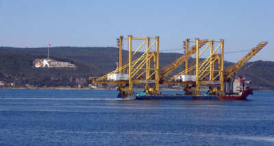 Liman vinci taşıyan gemi Çanakkale Boğazı’ndan geçti
