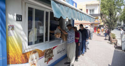 Hayırsever, 5 bin ekmeğin parasını ödedi, vatandaş ekmeği ücretsiz aldı