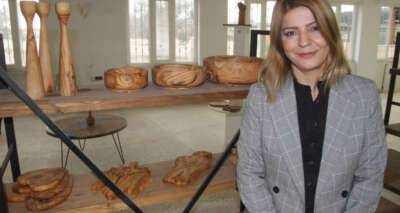 Kadın girişimci, yakacak zeytin odunlarını mutfak gerecine çevirip ihracat yapıyor