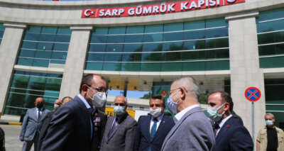 Bakan Muş, Sarp sınır kapısında tır şoförlerinin sorunlarını dinledi