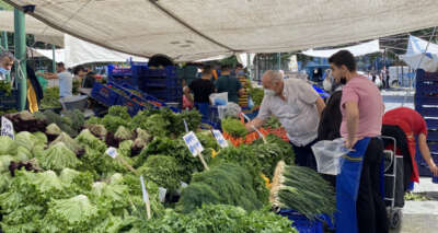 Tam kapanma muaf tutulan pazarcı esnafı tezgahlarda yerini aldı