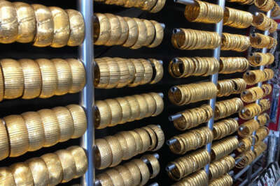 Altın kaplama bileziğe yoğun ilgi!