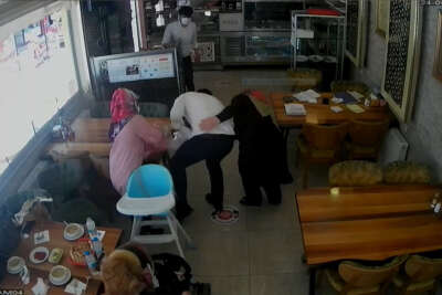 Boğazına ekmek takılan çocuğu "Heimlich" manevrasıyla kurtardı