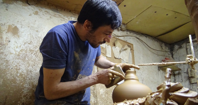 Ürettiği el işi seramik yağdanlıkları Avrupa’ya ihraç ediyor