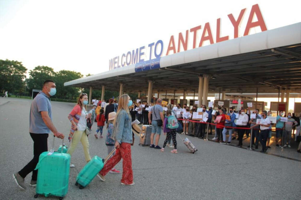 Normalleşme adımları sonrası Antalya’ya turist yağıyor