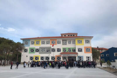 9 ayda yeniden inşa edilen okulda ders zili çaldı