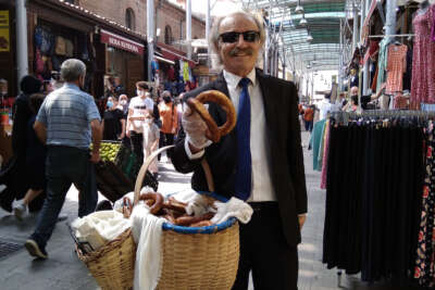 İş adamı gibi giyinip çarşıda sepetle simit satıyor