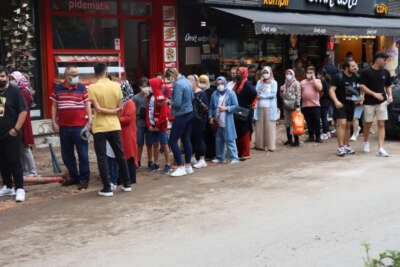 Ne indirim ne de bedava ürün, okul kıyafeti kuyruğu görenleri şaşırttı