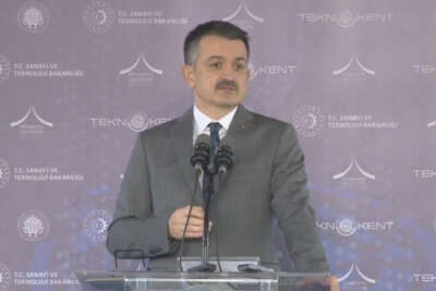 Bakan Pakdemirli: 'Elektrikli traktörümüzün inşallah seri üretimine önümüzdeki yılın ocak ayında başlıyoruz'