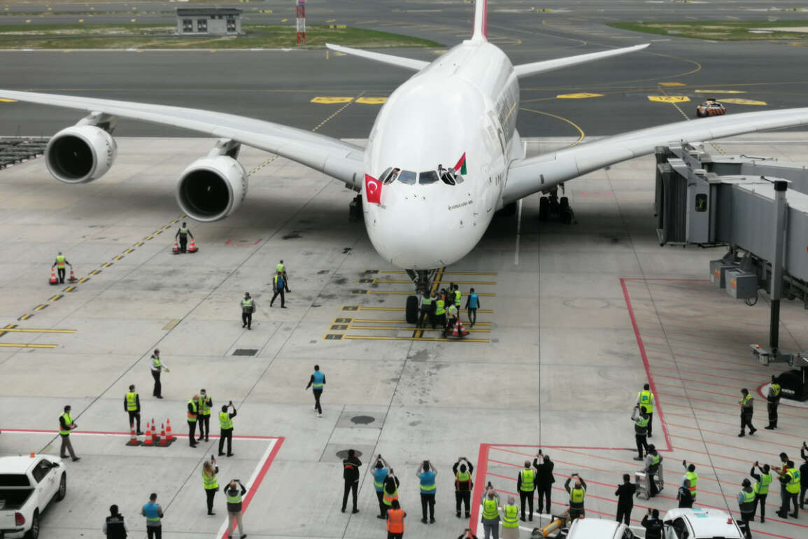 Dünyanın en büyük yolcu uçağıyla İstanbul Havalimanı'na ilk tarifeli uçuş