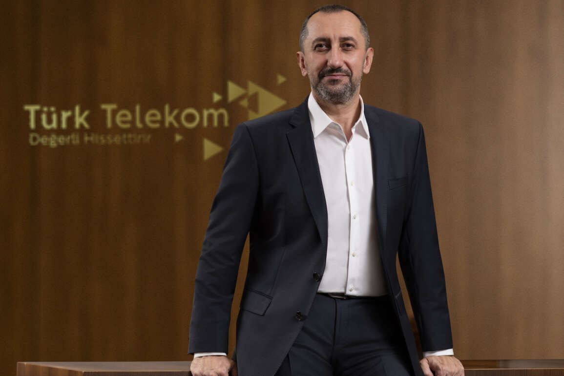 Türk Telekom CEO'su Önal: 'Merkeze değil, herkese altyapı götürelim'