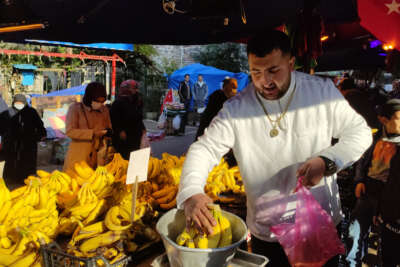 Vatandaşlar muza akın etti, pazarcılar ton ton satıyor