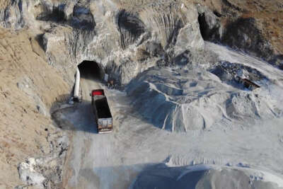 Yerin yüzlerce metre altından çıkartılıyor, dünyaya ihraç ediliyor