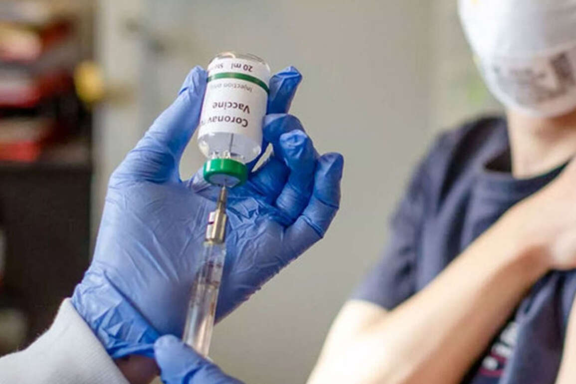 İngiltere'de 18 yaş ve üzeri kişiler Covid-19’a karşı hatırlatıcı doz aşı yaptırabilecek