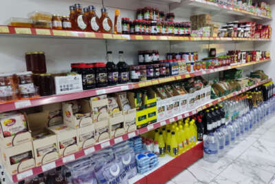 ‘Devletimizin ve milletimizin yanındayız’ diyen esnaf, marketindeki her şeyi maliyetine satıyor