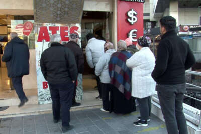 Dolar düştü, vatandaşlar döviz bürolarına koştu