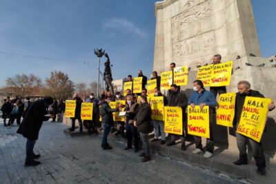 Mahalle bakkalları süpermarketlere karşı sokağa indi