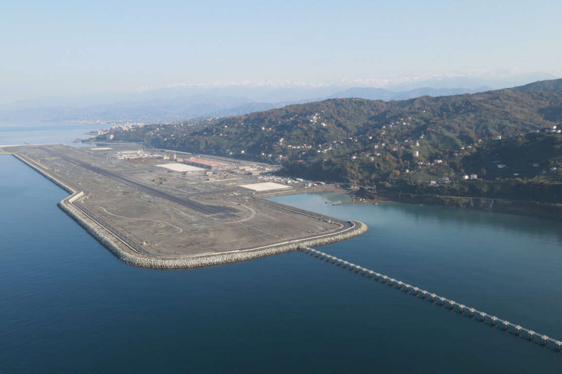 Rize-Artvin Havalimanı'nın deniz dolgusu için planlanan 100 milyon ton dolgunda sona gelindi