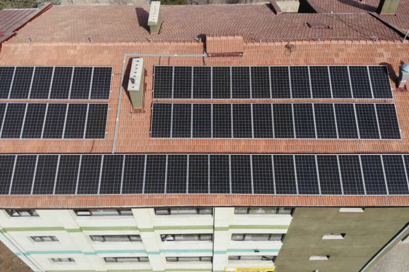 Bu okulun elektrik enerjisinin yüzde 90’ı güneşten