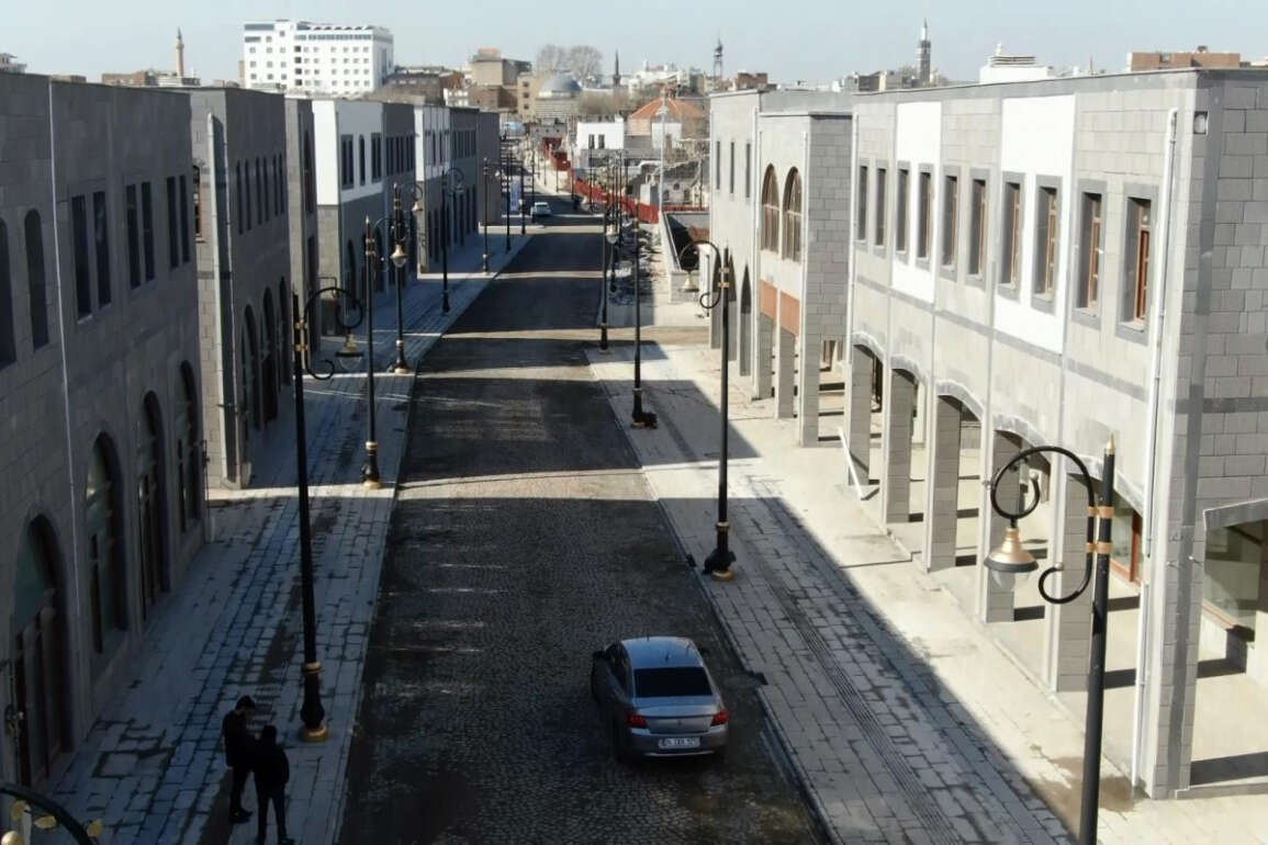 Diyarbakır'da Yenikapı Açık Hava Yaşam ve Kültür Merkezinde 52 dükkan kiralamaya sunuldu