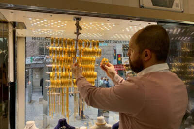 Dolandırılmak istemeyenler alışverişten sonra kuyumcunun yolunu tutuyor