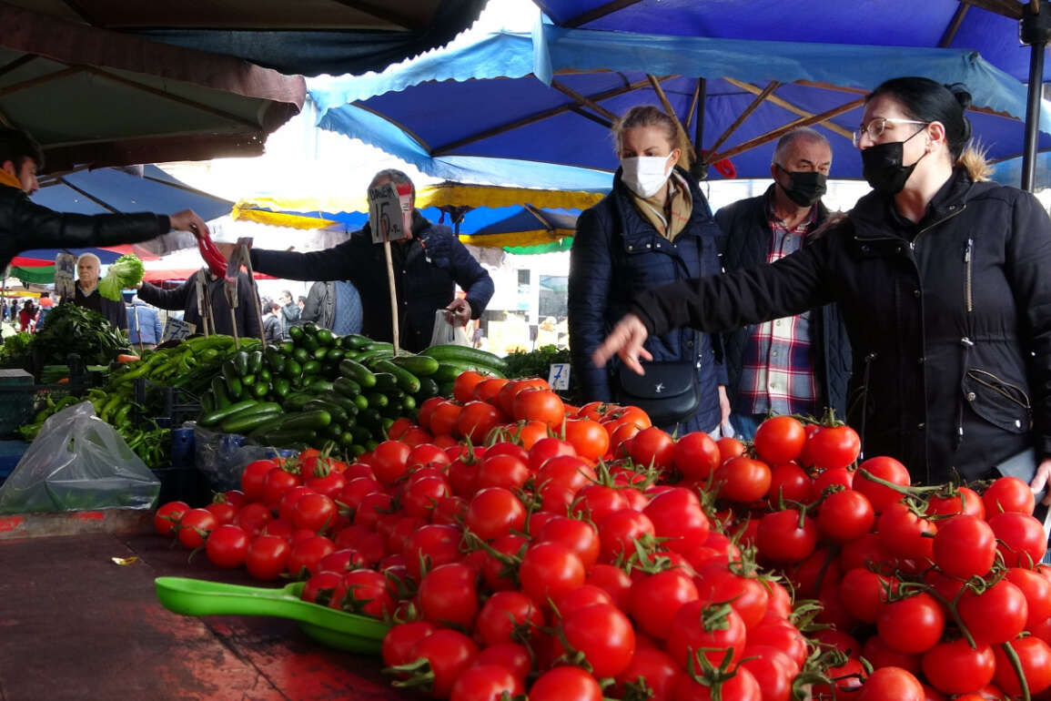 Semt pazarlarında sebze ve meyve fiyatları yarı yarıya düştü