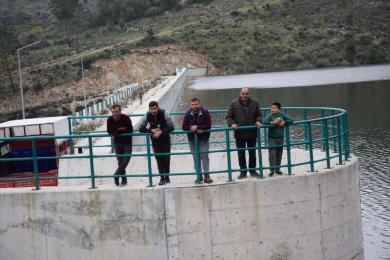 Antalya'da ‘dolmaz’ denilen baraj taştı, çiftçilerin yüzü güldü