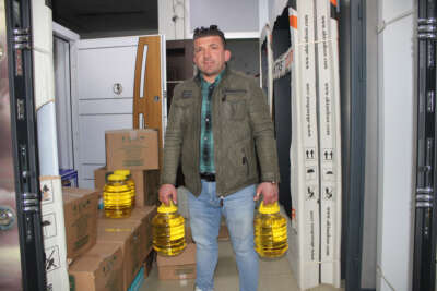 Stokçulara kızdı, kampanya başlattı: Çelik kapı alana 5 litrelik yağ hediye ediyor