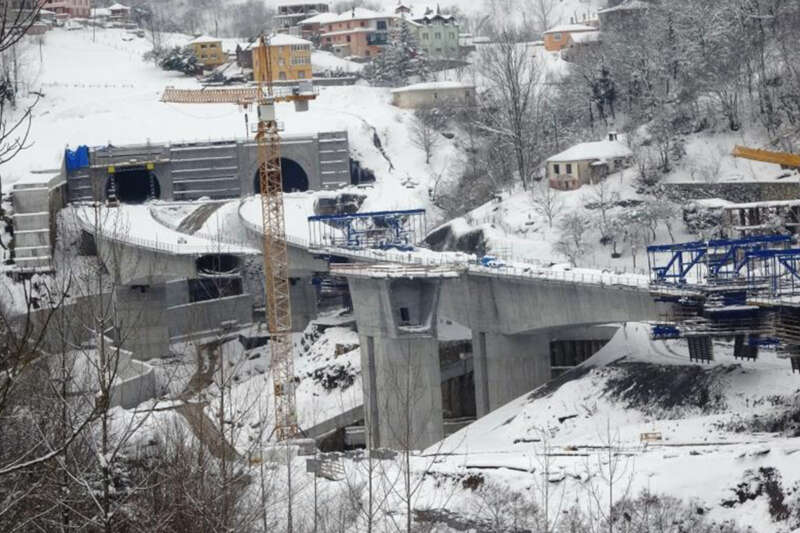 Yeni Zigana Tüneli inşaatında kara kışa rağmen çalışmalar tüm hızı ile devam ediyor