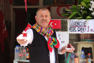 Bu esnaf çayı hala 1 liradan satıyor