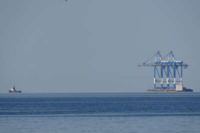 Dev vinç Karadeniz açıklarında ilerlerken sahilden böyle görüntülendi