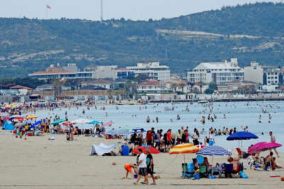 Sıcaklık arttı, tatilciler Çeşme'ye akın etti