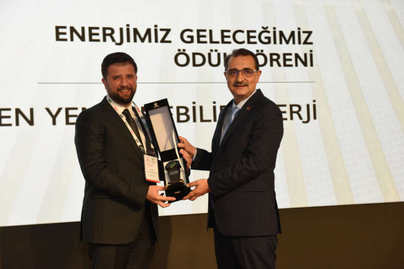 Türkiye Enerji ve Doğal Kaynaklar Zirvesi’nde TİKAV ile Akfen Yenilenebilir Enerji’ye ödül
