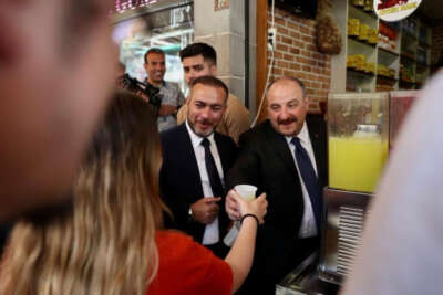 Bakan Varank Diyarbakırlılara meyan şerbeti ve limonata ısmarladı