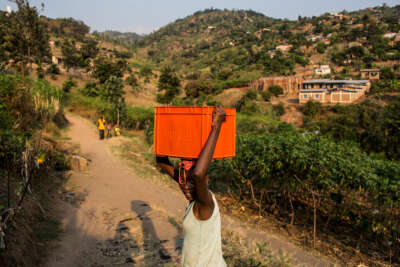 Dünyanın gelir eşitsizliğini 'yükleniyorlar'