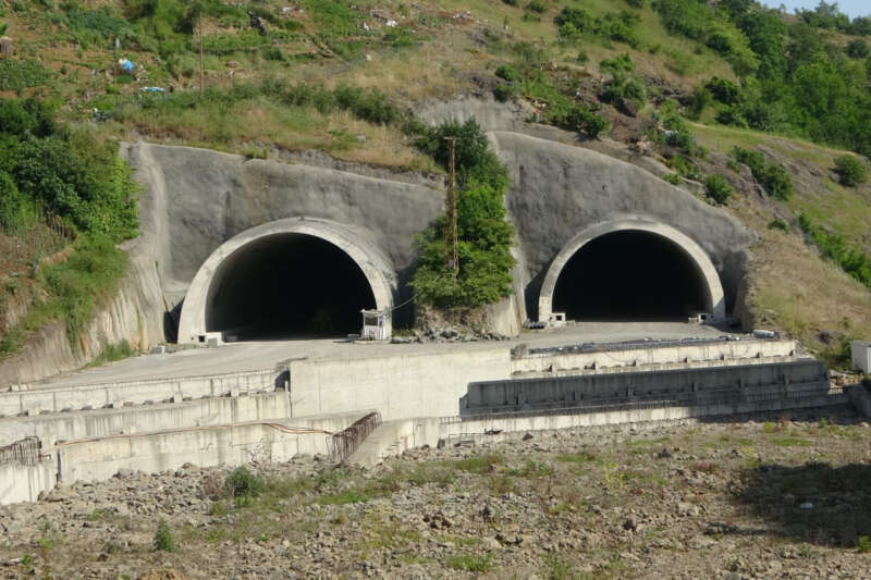 Trabzon'daki Kanuni Bulvarı'nda viyadük ve tünel inşaatlarının yapımı sürüyor