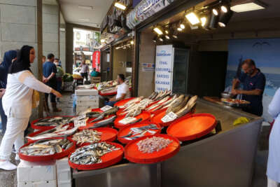 Arap turistlerin balığa olan ilgisi Trabzonlu esnafı şaşırttı