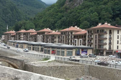 Dereli’de konut sahiplerinin ardından esnaf da yeni işyerlerine taşınmaya başladı