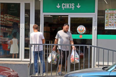 Poşetleri doldurup çıktılar, Cumhurbaşkanı Erdoğan’a teşekkür ettiler